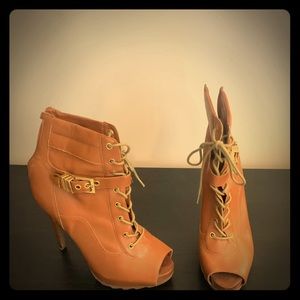 Guess high heel shoes